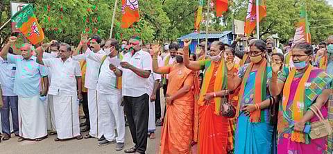 விருதுநகர் ஆட்சியர் அலுவலகம் முன் ஆர்ப்பாட்டம் செய்த பாஜகவினர்.