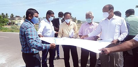 கடலூர் தேவனாம்பட்டினம் உப்பனாற்று பகுதியில் மழைநீர் தேங்காத வண்ணம் மேற்கொள்ளப்பட்டு வரும் திட்டப் பணிகள் குறித்து மாவட்ட ஆட்சியர் கி.பாலசுப்ரமணியம் பார்வையிட்டு ஆய்வு செய்தார்.