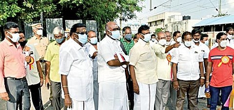 திருநின்றவூர் ரயில் நிலையத்தில் அமைச்சர் சா.மு.நாசர் ஆய்வு மேற்கொண்டார்.