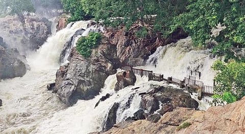 காவிரியில் நீர்வரத்து அதிகரிப்பால், தருமபுரி மாவட்டம் ஒகேனக்கல் பிரதான அருவியில் பாறைகளை மூழ்கடித்து ஆர்ப்பரித்துக் கொட்டும் தண்ணீர்.