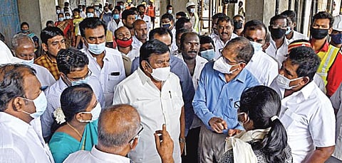 ஸ்மார்ட் சிட்டி திட்டத்தில் ரூ.53.40 கோடியில் நடைபெறும் தூத்துக்குடி பழைய பேருந்து நிலைய மேம்பாட்டு பணியை, ஊரக மற்றும் நகர்ப்புற வளர்ச்சித்துறை அமைச்சர் கே.என்.நேரு ஆய்வு செய்தார். உடன் அமைச்சர்கள் அனிதா ஆர்.ராதாகிருஷ்ணன், பெ.கீதாஜீவன் மற்றும் அதிகாரிகள். படம்: என்.ராஜேஷ்