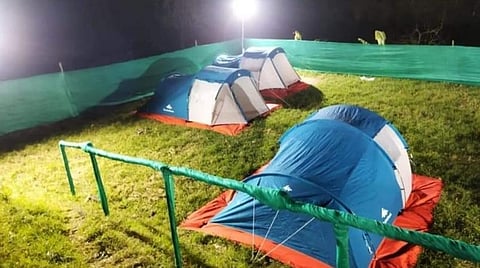 கொடைக்கானல் மலைகிராமம் பூம்பாறை அருகே சுற்றுலாப் பயணிகள் தங்க திறந்தவெளியில் அமைக்கப்பட்டுள்ள கூடாரம்.