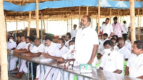 ஆலோசனைக் கூட்டத்தில் பேசிய ஆர்.பி.உதயகுமார்.