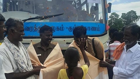 காளையார்கோவில் அருகே வடக்குமாரந்தையில் அரசு பேருந்து ஓட்டுநர், நடத்துநருக்கு ஆரத்தி எடுத்து வரவேற்ற கிராமமக்கள்.