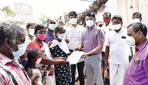 மேல்ராவந்தவாடி கிராமத்தில் கூலி தொழிலாளி முருகதாசுக்கு பசுமை வீடு கட்டு வதற்கான ஆணையை வழங்கிய தி.மலை மாவட்ட ஆட்சியர் பா.முருகேஷ்.