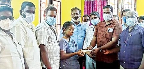 தி.மலையில் தமிழ்நாடு கிராம நிர்வாக அலுவலர் சங்கம் சார்பில், 4 விஏஓ குடும்பங் களுக்கு ரூ.3.50 லட்சம் நிதியுதவியை வழங்கிய மாநில செயலாளர் சுரேஷ்.