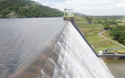 செங்கோட்டை அருகே மேக்கரையில் உள்ள அடவிநயினார் அணை நிரம்பியதையடுத்து உபரி நீர் வெளியேறுகிறது.
