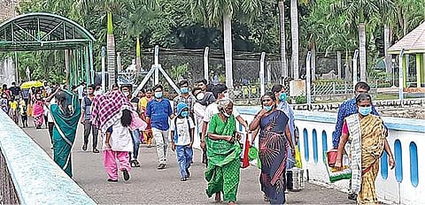 விடுமுறை நாளான நேற்று மேட்டூர் அணை பூங்காவில் மக்கள் கூட்டம் அதிகரித்து காணப்பட்டது.