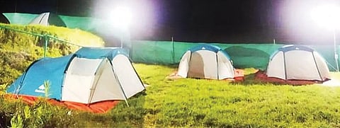 கொடைக்கானல் பூம்பாறை அருகே சுற்றுலாப் பயணிகள் தங்குவதற்கு திறந்த வெளியில் அமைக்கப்பட்டுள்ள கூடாரம்.