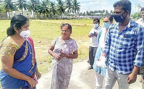 வேடசந்தூர் அருகே வீட்டில் கரோனா தடுப்பூசி செலுத்தப்பட்டது குறித்து விசாரணை மேற்கொண்ட வட்டார மருத்துவ அலுவலர் பொன்.மகேஸ்வரி (இடது). மகப்பேறு உதவியாளர் தனலட்சுமி (நடுவில்).