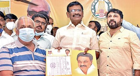 பருத்திப்பட்டில் நடைபெற்ற நிகழ்ச்சியில் பயனாளிக்கு இலவச வீட்டுமனைப் பட்டா வழங்குகிறார் அமைச்சர் சா.மு.நாசர்.