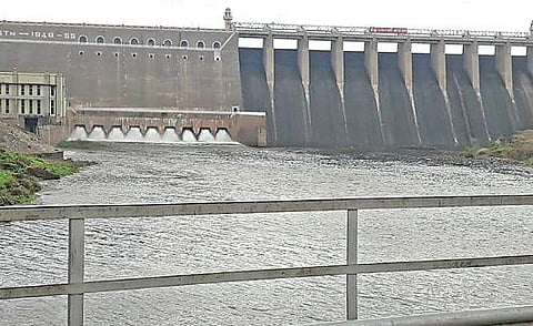 பவானிசாகர் அணையின் நீர்மட்டம் 100 அடியை எட்டியதையடுத்து, கீழ் மதகுகள் மூலம் உபரிநீர் வெளியேற்றப்படுகிறது.