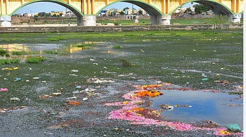 வைகை ஆற்றில் மருத்துவக் கழிவுகளைக் கொட்டுவோர் மீது வழக்குப்பதிவு: மதுரை மாநகராட்சி முடிவு