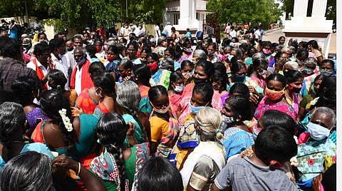 மனு அளிக்க சமூக இடைவெளியின்றி கூடிய மக்கள்: அதிருப்தி அடைந்த திருச்சி ஆட்சியர்