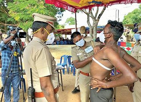 வேலூர் நேதாஜி விளையாட்டு மைதானத்தில் காவலர் பணியிடங்களுக்கு உடற்தகுதி தேர்வு நேற்று தொடங்கியது. இதில், உயரம் அளப்பதை பார்வையிட்ட காவல் துறை அதிகாரிகள். அடுத்த படம்: திருவண்ணாமலை ஆயுதப்படை மைதானத்தில் மார்பளவு பரிசோதனை செய்யப்பட்டது.