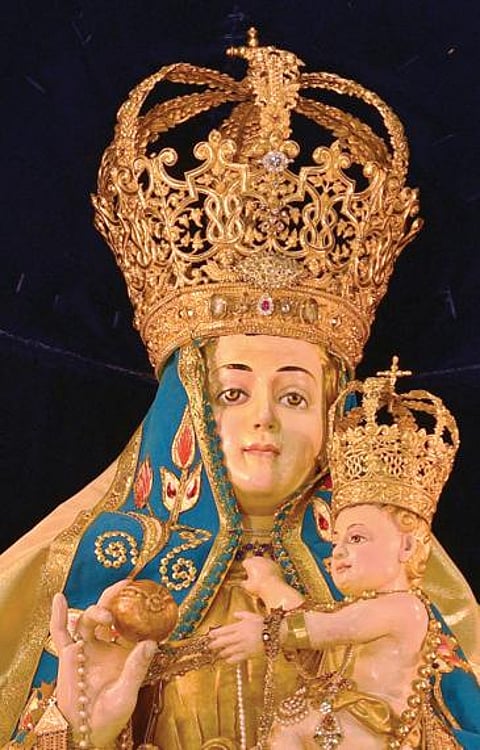 தூத்துக்குடி தூய பனிமய மாதா பேராலய திருவிழாவை முன்னிட்டு பக்தர்கள் பங்கேற்பின்றி கொடியேற்றம் நடைபெற்றது. (அடுத்த படம்) பேராலயத்தில் வீற்றிருக்கும் தூய பனிமய அன்னை. படங்கள்: என்.ராஜேஷ்