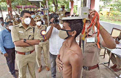 சேலம் குமாரசாமிப்பட்டி ஆயுதப்படை மைதானத்தில் இரண்டாம் நிலை காவலர்களுக்கான உடல்தகுதித் தேர்வு நேற்று தொடங்கியது. தேர்வை எஸ்பி அபிநவ் பார்வையிட்டார். படம்: எஸ்.குரு பிரசாத்