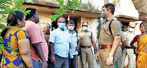 திண்டிவனம் அருகே வெளியனூர் கிராமத்தில் கொள்ளையடிக்கப்பட்ட வீட்டில் உள்ளவர்களிடம் விழுப்புரம் எஸ்பி நாதா தலைமையிலான போலீஸார் விசாரணை நடத்தினர்.