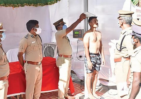 கடலூரில் காவலர் தேர்வுக்கு உடற்தகுதித் தேர்வு நடைபெற்றது.