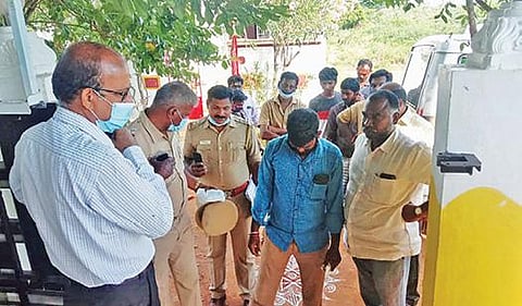 கடலூரில் பெட்ரோல் குண்டு வீசப்பட்ட தமிழக வாழ்வுரிமை கட்சி நிர்வாகி சுரேஷ் வீட்டை போலீஸார் பார்வையிட்டு விசாரணை நடத்தினர்.