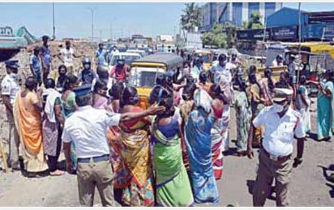 அம்மன் சிலையை அப்புறப்படுத்தியதை கண்டித்து மறியல்