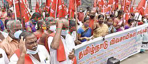 மேகேதாட்டுவில் கர்நாடக அரசு அணை கட்டுவதை தடுக்கக் கோரி, சேலம் பழைய பேருந்து நிலையம் அருகேயுள்ள தலைமை தபால் நிலையம் எதிரில் ஆர்ப்பாட்டத்தில் ஈடுபட்ட தமிழ்நாடு விவசாயிகள் சங்கத்தினர். படம்:எஸ்.குரு பிரசாத்