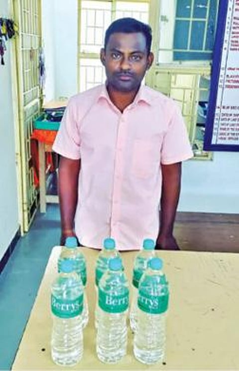 செல்போனில் ஆர்டர் எடுத்து : வீடு வீடாக சாராயம் விற்றவர் கைது :