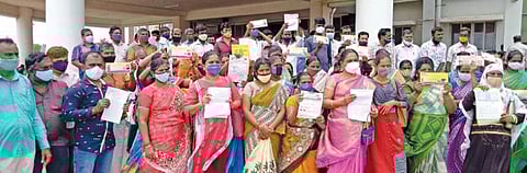 கட்டித் தரப்பட்ட வீடுகளுக்கு பல லட்ச ரூபாய் செலுத்தியும் - தனியார் நிறுவனம் கிரயப் பத்திரம் வழங்கவில்லை : பாதிக்கப்பட்ட மக்கள் குறைதீர் கூட்டத்தில் ஆட்சியரிடம் புகார்