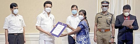 தமிழ்நாடு அரசுப் பணியாளர் தேர்வாணையம் மூலமாக தடய அறிவியல் துறை அலுவலர் பணிகளுக்கு தேர்வு செய்யப்பட்ட 62 பேருக்கு பணி நியமன ஆணைகளை வழங்கிடும் அடையாளமாக 10 பேருக்கு, பணி நியமன ஆணைகளை முதல்வர் ஸ்டாலின், சென்னை தலைமைச் செயலகத்தில் நேற்று வழங்கினார். உடன் தலைமைச் செயலர் வெ.இறையன்பு, உள்துறை செயலர் எஸ்.கே.பிரபாகர், டிஜிபி சைலேந்திரபாபு உள்ளிட்டோர்.