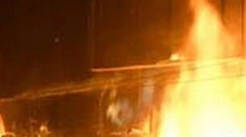 புதுச்சேரியில் இளைஞர் மீது பெட்ரோல் ஊற்றி எரிப்பு; தீவிர சிகிச்சைப் பிரிவில் அனுமதி: பாஜக பிரமுகர் உள்ளிட்ட 4 பேர் கைது