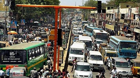 மதுரையில் போக்குவரத்து நெரிசலைக் குறைக்க ஸ்மார்ட் போக்குவரத்து மேலாண்மை திட்டம்: மாநகராட்சி மேற்பார்வையில் 2 நிறுவனங்கள் ஆய்வு தொடக்கம்