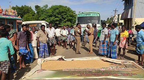 அரியலூர் மாவட்டம் முட்டுவாஞ்சேரியில் நெல்லைக் கொள்முதல் செய்யக்கோரி சாலை மறியலில் ஈடுபட்ட விவசாயிகள்.