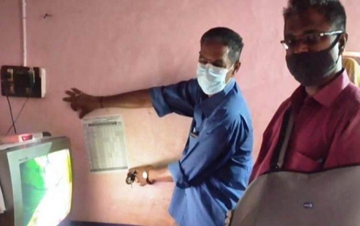 தேவகோட்டை நடராஜபுரம் பகுதியில் உள்ள மாணவரின் வீட்டில் கல்வி தொலைக்காட்சி கால அட்டவணையை ஒட்டிய சேர்மன் மாணிக்கவாசகம் பள்ளி ஆசிரியர்கள்.