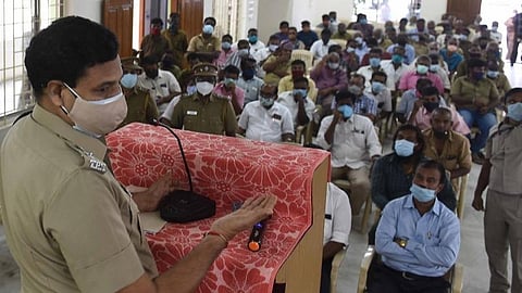 கோவை மாநகரில், வாகனங்கள் இயக்கும் வேக அளவு மாற்றப்பட்டது தொடர்பாக, மாநகர காவல்துறை சமுதாயக்கூடத்தில் நடந்த பேருந்து மற்றும் லாரி உரிமையாளர்களுடனான ஆலோசனைக் கூட்டத்தில் பேசும் மாநகர காவல்துறையின் துணை ஆணையர் (போக்குவரத்து) எஸ்.ஆர்.செந்தில்குமார்.| படம் : ஜெ.மனோகரன்.