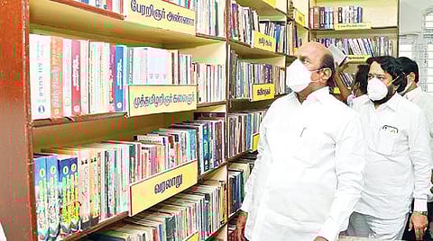 திருவண்ணாமலையில் சட்டப்பேரவை உறுப்பினர் அலுவலகத்தை நேற்று திறந்து வைத்து நூலகத்தை பார்வையிட்ட அமைச்சர் எ.வ.வேலு.