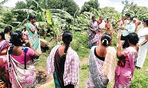 திருப்பத்தூர் அடுத்த புதூர்நாடு மலை பகுதியில் நடந்து சென்று கரோனா தடுப்பூசி குறித்த விழிப்புணர்வு ஏற்படுத்திய சுகாதார துறையினர்.