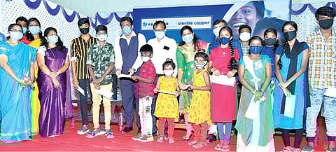 தூத்துக்குடி கடலோர பகுதி மாணவர்களுக்கு கல்வி உதவித் தொகையை ஸ்டெர்லைட் தலைமை இயக்க அதிகாரி ஏ.சுமதி வழங்கினார்.