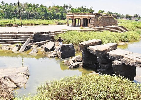 திருநெல்வேலியில் சமீபத்தில் தாமிரபரணியில் ஏற்பட்ட வெள்ளத்தில் சேதமடைந்த குறுக்குத்துறையில் உள்ள கல் பாலம். படம்: மு. லெட்சுமி அருண்