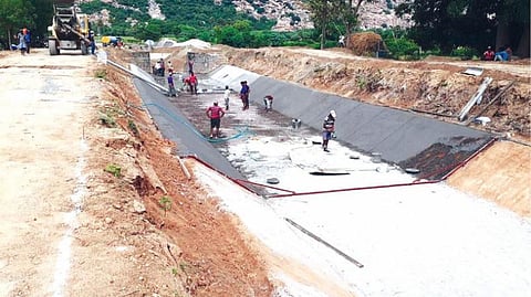 நந்தன் கால்வாய் சீரமைக்கும் பணிகள் நடைபெற்று வருகிறது.