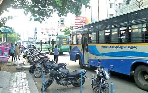 திருப்பூர் புஷ்பா திரையரங்க வளைவில் - கடைகளுக்கு இடையூறாக நிறுத்தப்படும் பேருந்துகள் : போக்குவரத்து காவல் துணை ஆணையரிடம் புகார்