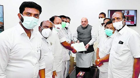 டெல்லியில் மத்திய உள்துறை அமைச்சர் அமித்ஷாவை அதிமுக ஒருங்கிணைப் பாளர்கள் ஓ.பன்னீர்செல்வம், பழனிசாமி மற்றும் நிர்வாகிகள் நேற்று சந்தித்து கோரிக்கை மனுவை வழங்கினர்.