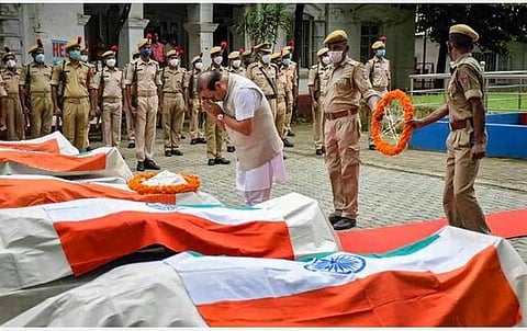 மோதலில் உயிரிழந்த 5 போலீஸார் உடலுக்கு முதல்வர் அஞ்சலி: அசாம்-மிசோரம் எல்லையில் 3 கமாண்டோ படை வீரர்கள்
