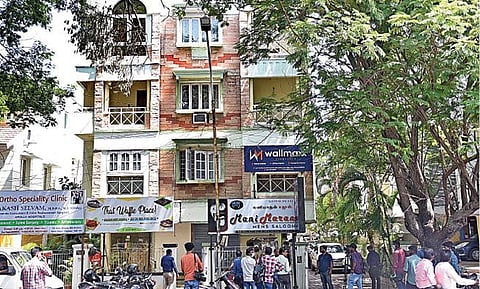 லஞ்ச ஒழிப்பு போலீஸார் சோதனை நடத்திய முன்னாள் அமைச்சர் எம்.ஆர்.விஜயபாஸ்கருக்கு தொடர்புடைய தனியார் நிறுவன ஆலோசகரின் சென்னை அண்ணா நகர் அலுவலகம்.படம்: ம.பிரபு