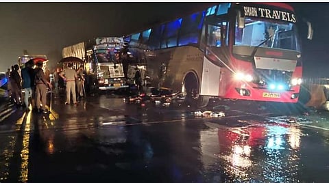 சாலையில் நின்றிருந்த பேருந்தின் மீது லாரி மோதி விபத்துக்குள்ளான காட்சி | படம் உதவி: ட்விட்டர்.