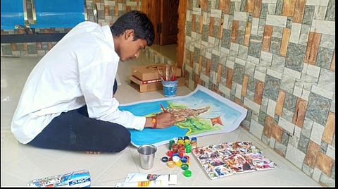 புதுக்கோட்டை மாவட்டம் அறந்தாங்கி அருகே அரசர்குளத்தில் ஓவியம் வரைந்தார் ஆர்.ஹரிராஜ்.