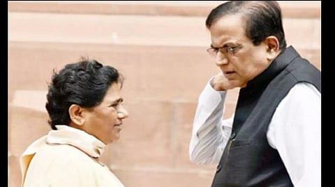 மாயாவதியுடன் சதீஷ் மிஸ்ரா- கோப்புப் படம்