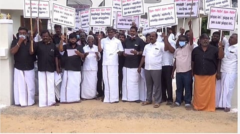 வாணியம்பாடியில் அதிமுக மாவட்ட அலுவலகம் முன்பாக முன்னாள் அமைச்சர் கே.சி.வீரமணி தலைமையில் அதிமுகவினர் திமுக அரசை கண்டித்து இன்று கண்டன ஆர்ப்பாட்டத்தில் ஈடுபட்டனர்.