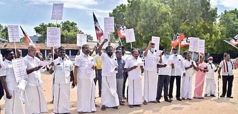 கடம்பூர் சிதம்பராபுரத்தில் அதிமுகவினர் கடம்பூர் ராஜூ எம்.எல்.ஏ. தலைமையில் ஆர்ப்பாட்டத்தில் ஈடுபட்டனர்.