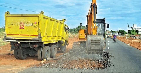 திருநெல்வேலி- திருச்செந்தூர் சாலை விரிவாக்க பணிகள் நடைபெறுகின்றன. படம்: மு.லெட்சுமி அருண்