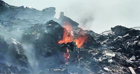 ராமையன்பட்டி குப்பைக் கிடங்கில் 2-வது நாளாக நேற்று தீ எரிந்து புகை மண்டலம் கிளம்பியதால் சுற்றியுள்ள குடியிருப்புவாசிகள் அவதியுற்றனர். படம்: மு.லெட்சுமி அருண்